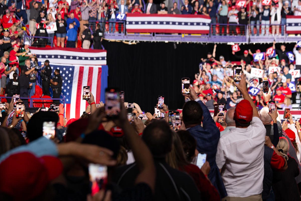 Crowd filming Trump rally in Green Bay on their smartphones