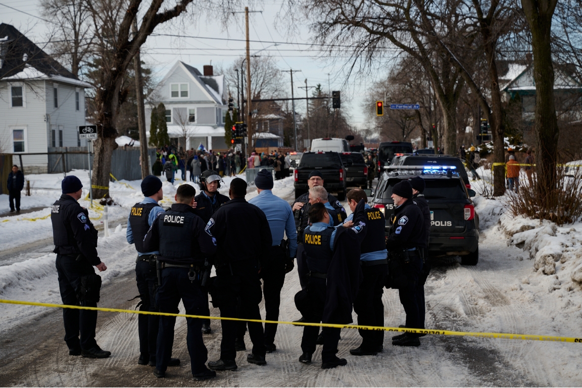 photo of police at the scene of the Minneapolis shooting