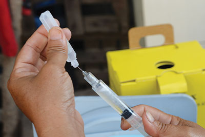 Врачи делают прививки от столбняка Всемирная организация здравоохранения Мексика, Никарагуа Филиппины Кения