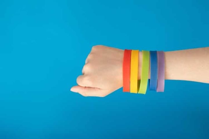 U.K. University Segregating Students With Different-colored Wristbands for Vaccine Status