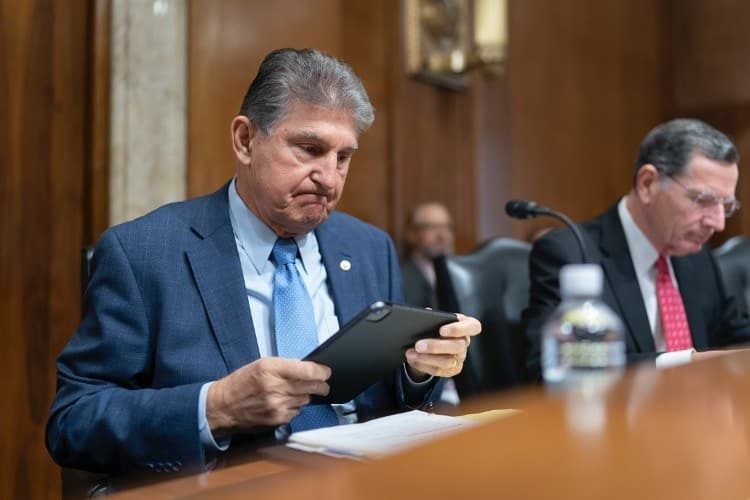 Democrat Manchin Joins GOP Bid to Scrap Biden’s Vaccine Mandate