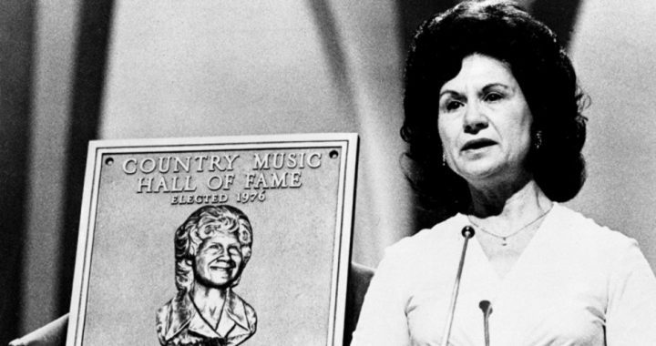 Country Music Singer Kitty Wells Dies July 16