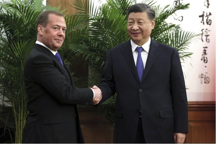 Xi Tells Medvedev That China Wants Talks on Ukraine