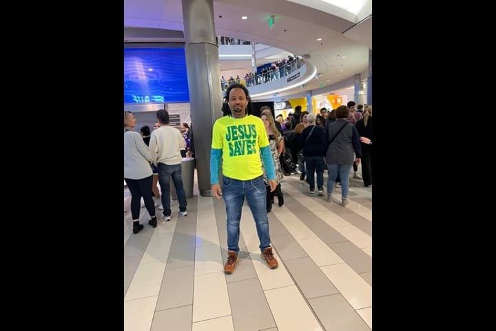 Mall of America Security Attempts to Oust Man Wearing a “Jesus Saves” Shirt