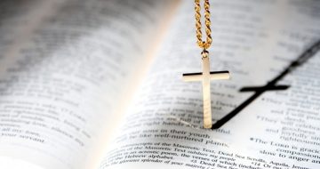 Calif. Univ. Officials Apologize After Student Told to Remove Cross Necklace
