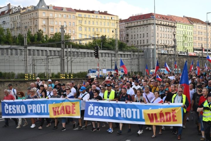 Thousands Join Anti-globalism Protests in Prague