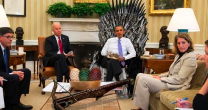 Critics Slam White House for Tweeting Picture of Obama as King