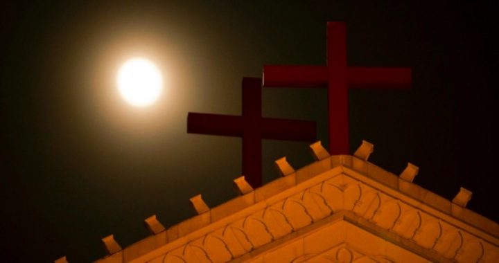 Married Chinese Pastors Sentenced to Years in Prison for Opposing Cross Removal