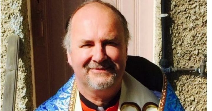 Queen’s Chaplain Resigns Amid Backlash Over Criticism of Koran Reading in Church