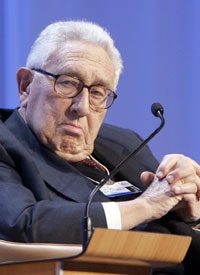 Kissinger Urges Obama to Build a “New World Order”