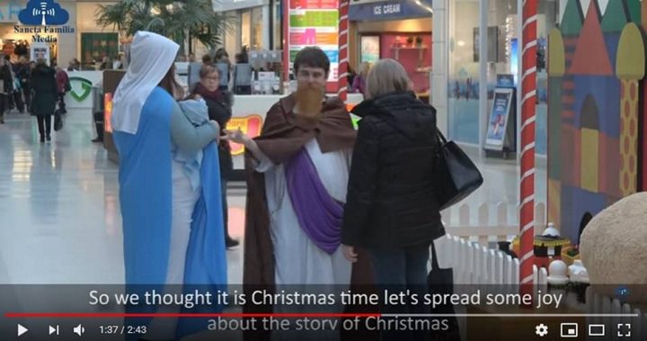 Scottish Mall Relents on anti-Christmas Display as Christians Stage Live Nativity