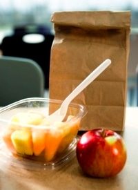 Chicago School Bans Bag Lunches, Forces Kids to Eat School Fare