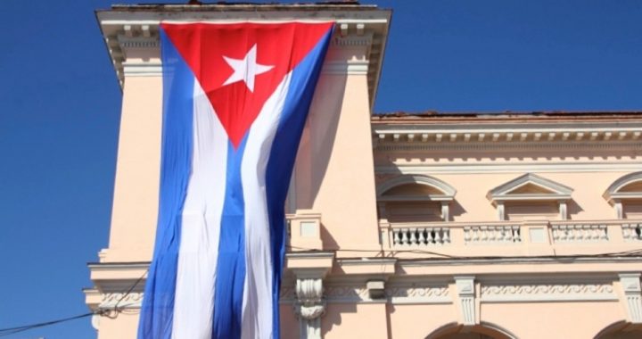 Cuban Exile Schools Bernie Sanders on Castro’s Literacy Program