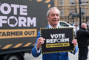 Farage Makes PM Pitch as Starmer Steps Down