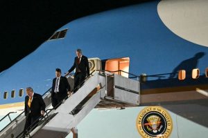 Trump Takes Air Force Plane Due to Alleged Iranian Threat; Leaves Cabinet Secretaries and Journalists Aboard Air Force One
